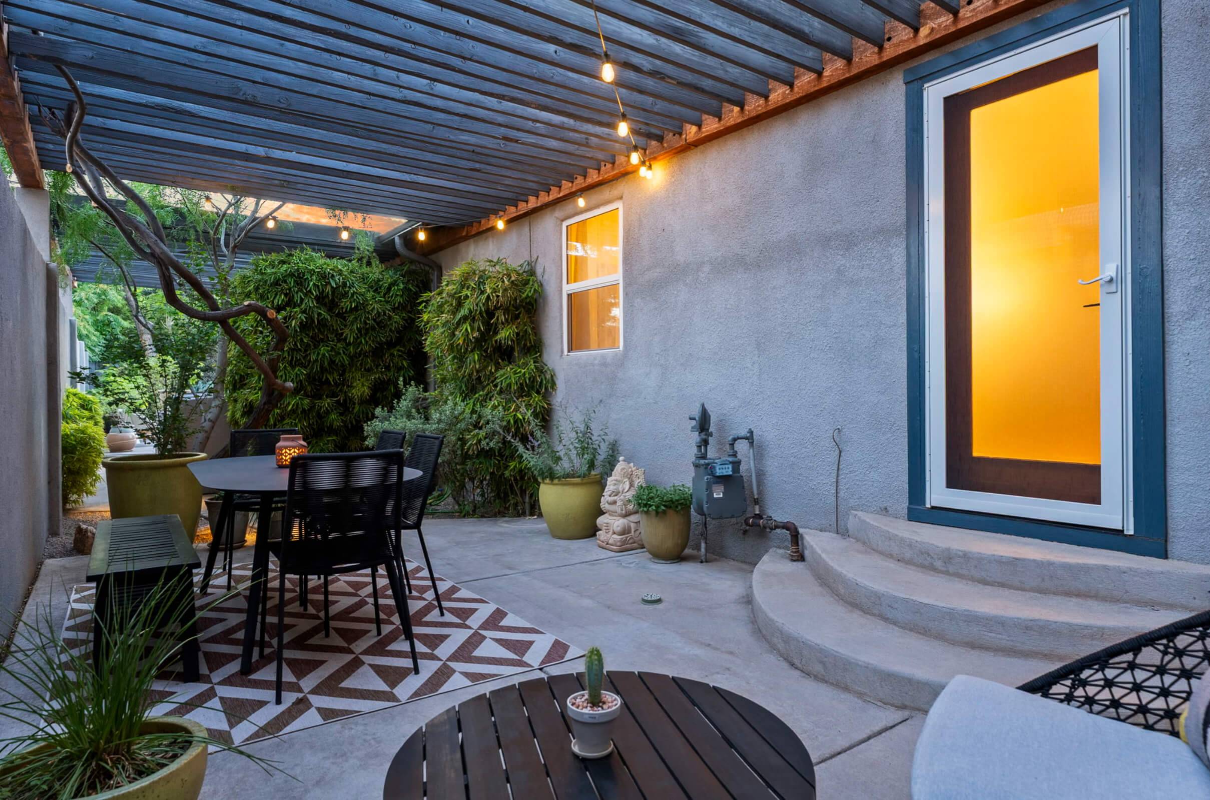Home staging outdoor living. 