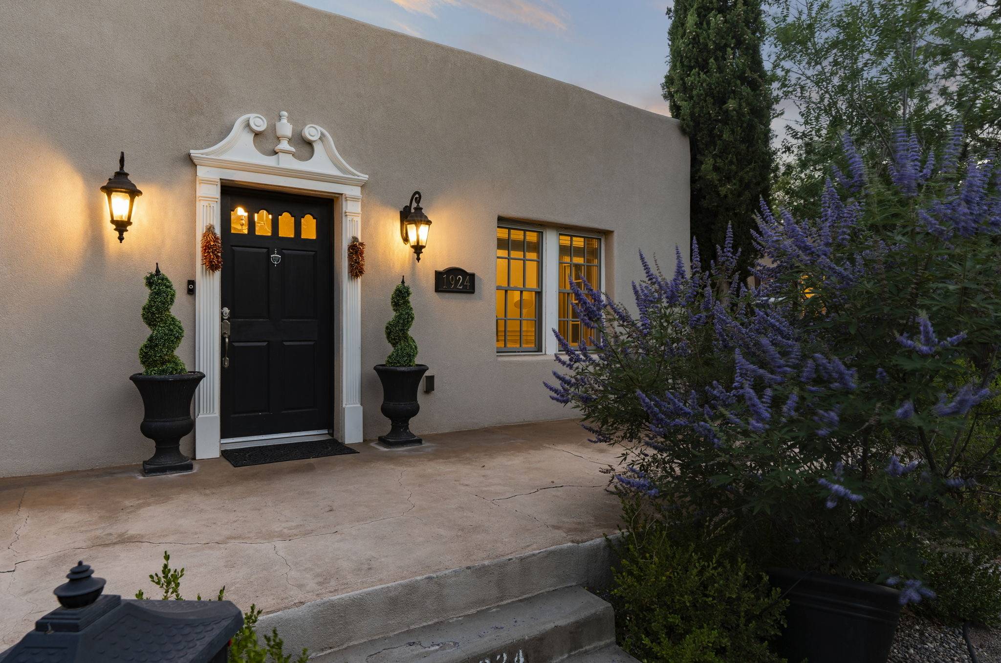 A home entry way in Nob Hill, Albuquerque, NM listed by Better with Baron team. Sell a House As Is vs Renovating.